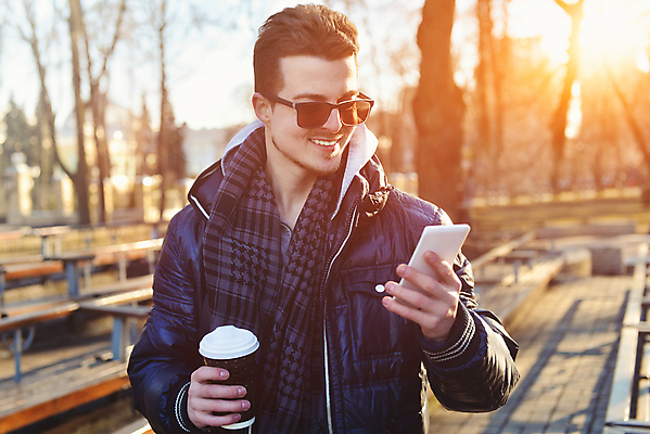 포토 JPG 해외이미지 라이프스타일 남자 행복 커피 음료 여행 배낭 통신 모바일 휴가 거리 말하기 대화 한명 웃음 사람 야외 컵 스마트폰 햇빛 유행 봄 산책 기쁨 청바지 도시 연결 전화기 긍정 주말 부름 타운 소셜 스타일 해외202009 해외포토 1 식기 계절 감정 컨셉 가방 바지 모션 휴식 표정 생활 핸드폰 스마트기기 태양 파일형식