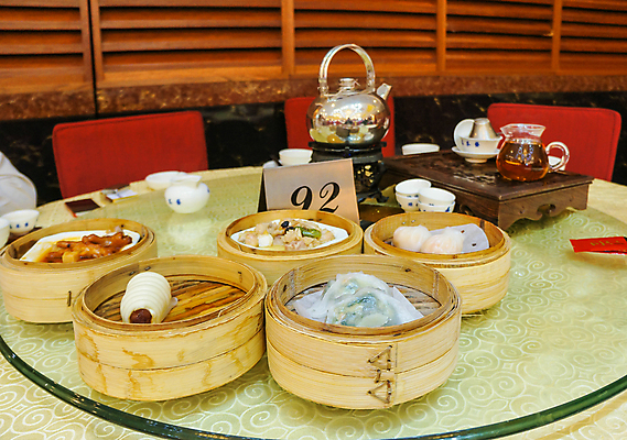 포토 JPG 해외이미지 음료 음식 탁자 요리 동양인 사람없음 컵 식당 식사 중국 뜨거움 아침식사 냄비 컨테이너 대나무 브런치 점심식사 번 해외202009 해외포토 나무 식기 산업 아시아 빵 가구 인종 상점 솥 파일형식