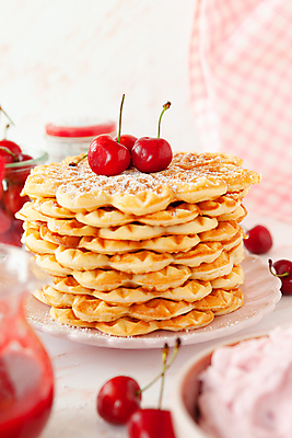 포토 JPG 해외이미지 접시 디저트 사람없음 쌓기 체리 크림 와플 해외202009 해외포토 식기 음식 과일 모션 파일형식