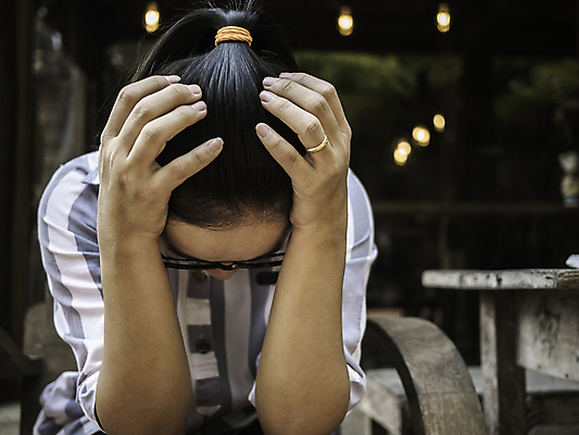 포토 JPG 해외이미지 백인 1 라이프스타일 응시 여자 감정 안경 얼굴 백그라운드 비즈니스 노동자 스트레스 피곤 관리 한명 사람 앉기 동양인 성인 머리 고통 슬픔 흰색 두통 문제 긴장 고립 우울증 편두통 해외202009 해외포토 서양인 직업 시선 잡화 컬러 컨셉 모션 인종 생활 신체부위 질병 파일형식