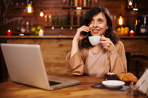 포토 JPG 해외이미지 여자 한명 들기 상반신 성인 앞모습 컵 노트북 스마트폰 카페 커피잔 통화 프리랜서 성인여자한명만 해외202009 해외포토 직업 1 식기 커피 뷰포인트 모션 잔 사람 전자제품 핸드폰 스마트기기 상점 여자한명만 성인여자만 파일형식