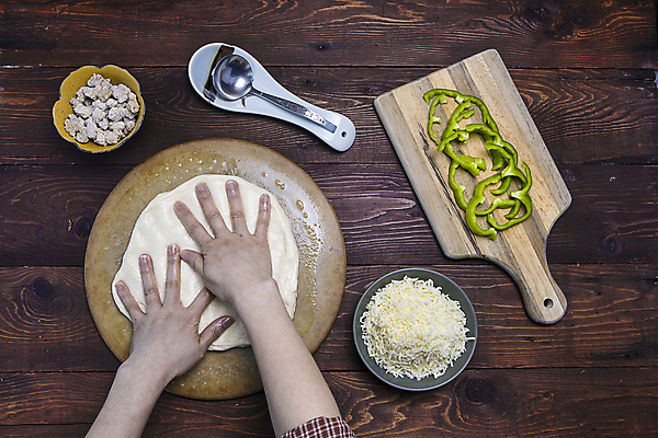 포토 JPG 해외이미지 손 여자 음식 빵 백그라운드 채소 재료 탁자 치즈 주택 도마 피자 건강 요리 사람 사람없음 목재 빨간색 주방 숟가락 식사 저녁식사 이탈리아 펼침 기구 시골 신선 사발 정상 준비 날것 반죽 만들기 밀가루 레시피 후추 성분 모짜렐라치즈 페스츄리 핸드메이드 해외202009 해외포토 나무 유럽 컬러 가구 모션 주방용품 유제품 패스트푸드 서양음식 수저 건물 신체부위 사기그릇 가루 향신료 파일형식