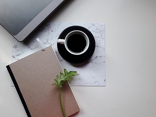 포토 JPG 해외이미지 음료 음식 백그라운드 탁자 아침 휴식 사람없음 목재 컵 갈색 검은색 어둠 카페 머그컵 흰색 뜨거움 아침식사 정상 질감 아로마 에스프레소 블랙커피 카페인 해외202009 해외포토 주간 나무 식기 커피 컬러 가구 컨셉 재료 상점 식사 파일형식