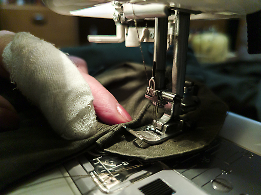 포토 JPG 해외이미지 백인 손 여자 노년 할머니 손가락 엄마 건강 안전 사람 성인 사람없음 유행 기계 손상 고통 장비 흰색 직물 업무 제조 상처 바느질 사건 붕대 팔 재단 돌봄 옛날 해외202009 해외포토 서양인 감정 컬러 컨셉 가족 모션 신체부위 작업 파일형식