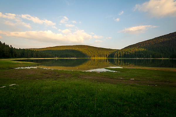 포토 JPG 해외이미지 나무 구름 공원 유럽 호수 여행 자연 하늘 휴가 산 풍경 사람없음 야외 초록색 물 여름 파란색 평화 검은색 보트 숲 장면 몬테네그로 전국 해외202009 해외포토 자연요소 식물 계절 공공시설 나라 컬러 컨셉 배_교통 생태계 파일형식