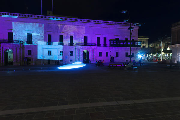 포토 JPG 해외이미지 유럽 문화 스포츠 바다 여행 요트 건축양식 휴가 거리 사람없음 야외 건물 물 파란색 빛 도시풍경 반사 보라색 궁전 흰색 도시 야간 정사각형 쇼 몰타섬 옛날 해외202009 해외포토 자연요소 도형 건축물 건축 나라 컬러 섬 고건축 배_교통 풍경 몰타 파일형식