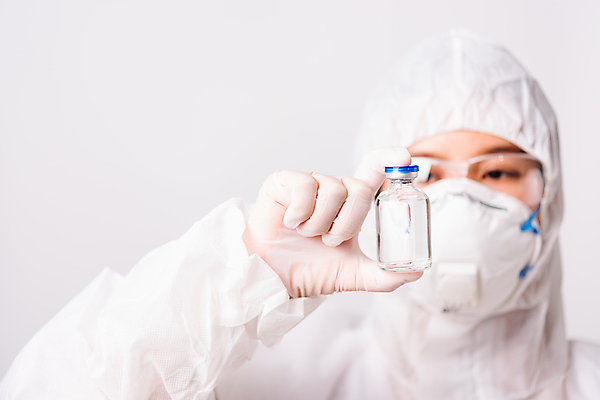 포토 JPG 해외이미지 응시 여자 유리병 고글 마스크 한명 들기 동양인 상반신 성인 앞모습 의사 흰배경 주사약 백신 성인여자한명만 코로나바이러스 방호복 해외202009 델타변이바이러스 해외포토 1 시선 옷 뷰포인트 백그라운드 의학 모션 병_용기 사람 인종 약 의료진 흰색 바이러스 여자한명만 성인여자만 파일형식