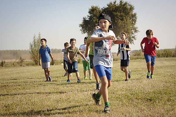 포토 JPG 해외이미지 나무 백인 라이프스타일 공원 여자 남자 행복 어린이 스포츠 가족 자연 놀이 함께함 건강 미소 사람 소녀 소년 잔디 사람없음 야외 가로 초록색 여름 친구 정원 봄 우정 시골 즐거움 형제 언니 남동생 해외202009 해외포토 서양인 식물 계절 공공시설 감정 컬러 컨셉 관계 표정 생활 생태계 자매 동생 파일형식