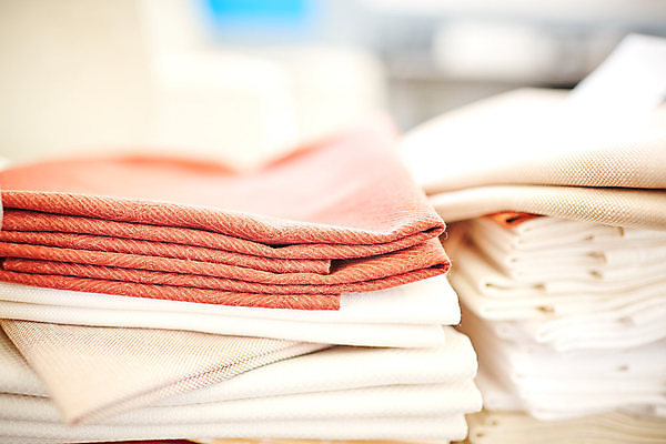 포토 JPG 해외이미지 산업 백그라운드 호텔 건조 사람없음 빨간색 쌓기 이불 식탁보 흰색 침대 직물 면 그룹 빨래 천 질감 시트 흙더미 접기 많음 해외202009 해외포토 컬러 가구 컨셉 가사 침구 모션 숙소 흙 파일형식 더미