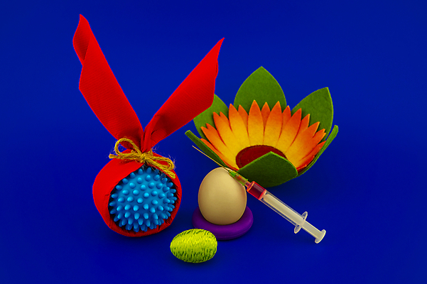 포토 JPG 해외이미지 모델 계절 꽃 기독교 종교 얼굴 컨셉 포장 휴가 부활절 건강 주사기 선물 안전 사람없음 빨간색 파란색 세계 글로벌 약 지구본 우주 계란 흰색 축하 수술 바이러스 보호 질병 위험 심볼 예방 감염 박테리아 돌봄 인플루엔자 전염병 제어 해외202009 해외포토 식물 기념일 컬러 의학 의료기기 모션 신체부위 치료 알 파일형식