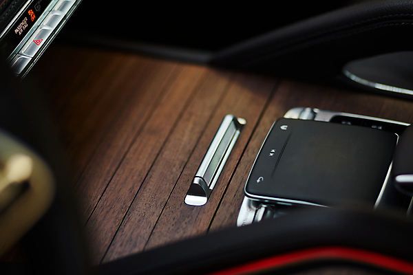 포토 JPG 해외이미지 디자인 교통시설 자동차 실내 손잡이 사람없음 내부 목재 터치패드 금속 디지털 검은색 장비 운전 터치 판넬 운전사 고급 연결 플라스틱 가죽 스마트 전자 시스템 스위치 네비게이션 멀티미디어 계기판 알루미늄 인터페이스 자동 제어 해외202009 해외포토 나무 직업 육상교통 컬러 교통 컨셉 재료 모션 재질 시설 파일형식