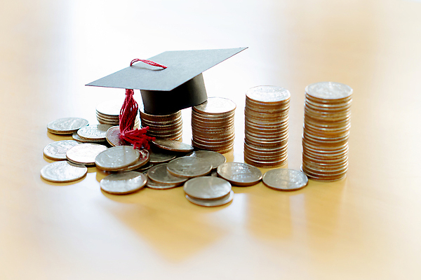 포토 JPG 해외이미지 교육 대학생 돈 졸업 설계 사람없음 가로 금융 학습 동전 저축 주기 대학교 가정경제 투자 문제 대출 빚 조언 지원 캡모자 해외202009 해외포토 모자_잡화 학생 컨셉 비즈니스 학교 가정 모션 경제 재산 파일형식