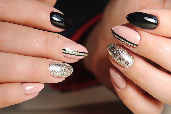 포토 JPG 해외이미지 라이프스타일 손 디자인 여자 백그라운드 패턴 추상 미술 사람없음 장식 유행 검은색 흰색 못 화려 손톱관리 손톱 광택 스타일 해외202009 해외포토 컬러 컨셉 무늬 문화예술 사람 생활 신체부위 공구 네일아트 파일형식