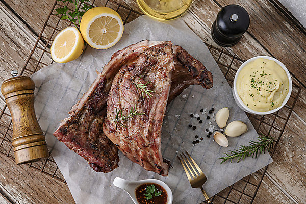 포토 JPG 해외이미지 접시 음식 토마토 채소 감자 육류 돼지고기 스테이크 요리 사람없음 목재 빨간색 초록색 식당 식사 저녁식사 어둠 소고기 튀김 시골 신선 뜨거움 그릴 바비큐 자르기 굽기 허브 향신료 매움 후추 로즈메리 갈비뼈 훈제 점심식사 맛있는 해외202009 해외포토 나무 식물 식기 컬러 식재료 재료 모션 주방용품 뼈 서양음식 상점 맛 구이 향미료 파일형식