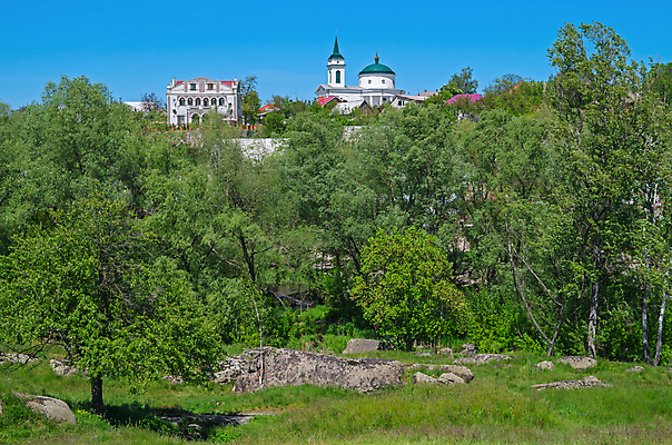 포토 JPG 해외이미지 나무 식물 라이프스타일 외관 꽃 유럽 벽 잎 건축양식 창문 하늘 지붕 주택 풍경 사람없음 야외 건물 목재 초록색 여름 파란색 컬러풀 교회 평화 마을 환경 계곡 침묵 흙 흰색 시골 재산 그림 생태학 해외202009 해외포토 건축물 계절 교육 건축 나라 컬러 컨셉 재료 종교건축 생활 금융 소리 파일형식