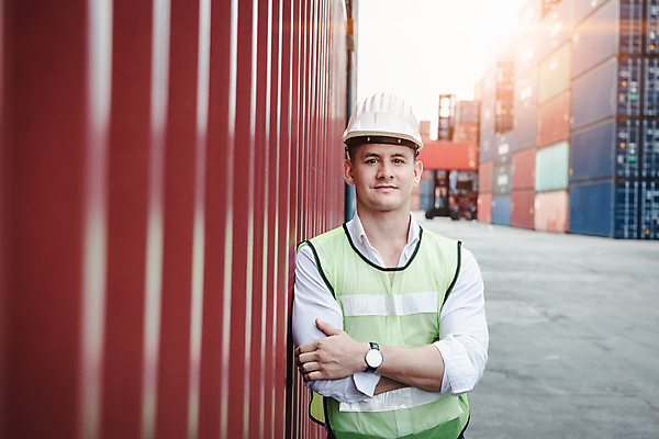 포토 JPG 해외이미지 주간 한명 서기 사람 상반신 야외 앞모습 팔짱 기댐 화물 업무 물류창고 해외202009 해외포토 자연요소 1 뷰포인트 모션 운송업 작업 창고 파일형식