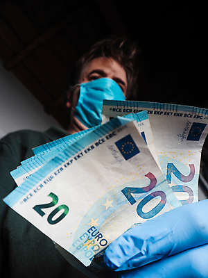 포토 JPG 해외이미지 손 유럽 장갑 돈 손가락 독일 건강 가면 사람없음 금융 경제 파란색 달러 동전 미국 이탈리아 금지 유로 프랑스 시장 질병 자르기 잠금 대출 빚 라텍스 예산 우울증 위기 유럽연합 자금 제어 유대감 해외202009 해외포토 잡화 나라 컬러 북아메리카 의학 모션 신체부위 재산 보안 파일형식