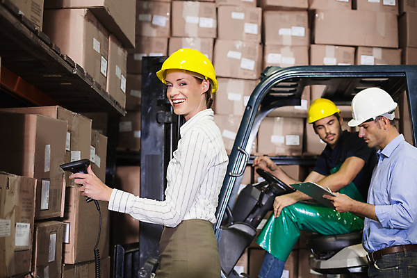 포토 JPG 해외이미지 여자 남자 실내 서기 들기 상반신 20대 성인 두명 옆모습 30대 상자 잡기 지게차 물류창고 성인만 해외202009 해외포토 뷰포인트 모션 사람 청년 내부 장년 중장비 창고 파일형식