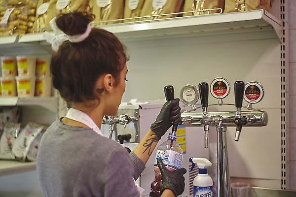 포토 JPG 해외이미지 백인 직업 라이프스타일 잡화 여자 행복 음식 유니폼 비즈니스 노동자 실내 건강 한명 사람 쇼핑 판매 세일 상점 앞치마 기쁨 신선 잡기 시장 구매 상품 종업원 직원 서비스 유기농 긍정 소매 판매원 슈퍼마켓 내추럴 해외202009 해외포토 서양인 1 웰빙 옷 감정 컨셉 모션 내부 생활 파일형식