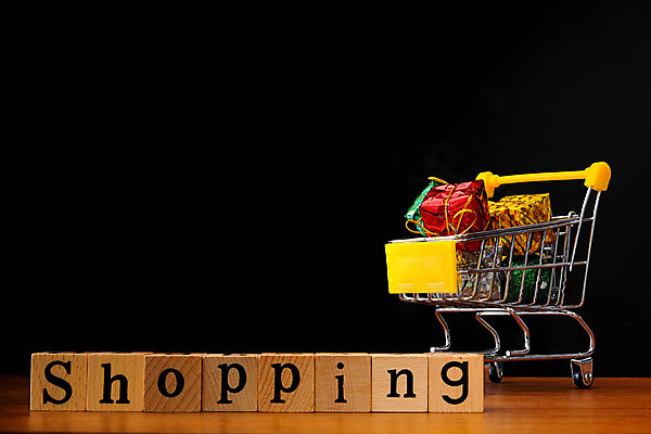 포토 JPG 해외이미지 라이프스타일 잡화 백그라운드 컨셉 인터넷 비즈니스 선반 종류 선물 사람없음 노트북 쇼핑 컴퓨터 상자 세일 바구니 상점 카트 미니어처 흰색 시장 선택 구매 상품 쇼핑몰 고객 무역 상업 수납 소매 슈퍼마켓 블러 해외202009 해외포토 산업 컬러 가구 생활 전자제품 모형 파일형식