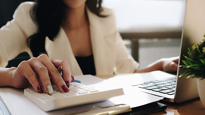 포토 JPG 해외이미지 학생 종이 컨셉 돈 회사 비즈니스 손잡이 한명 금융 경제 사무실 계산기 업무 비즈니스맨 절약 계산 상담원 책상 분석 보고서 컨설턴트 경영자 문서 투자 상업 만들기 비서 감독관 회계 보험 월급 대출 계좌 방법 분석가 세금 수입 예산 정중 회계사 해외202009 해외포토 직업 1 남자 가구 모션 문구용품 사람 장비 작업 직장인 사무원 재산 전문직 상담 리더 파일형식