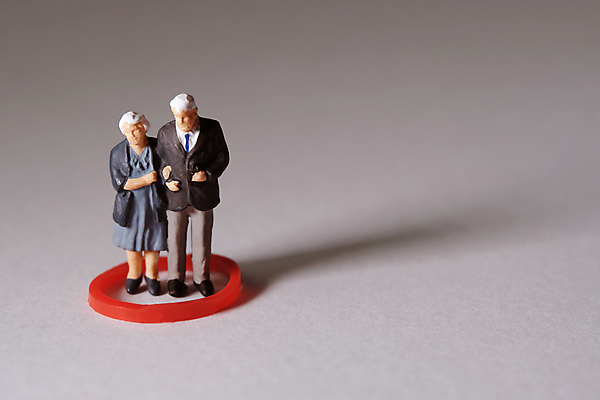 포토 JPG 해외이미지 컨셉 비즈니스 거리 건강 안전 사람 사람없음 빨간색 장난감 숫자 펼침 미니어처 원형 그룹 바이러스 보호 질병 예방 감염 번짐 일반 고립 옛날 위생관리 인구 전염병 해외202009 해외포토 도형 문자 컬러 의학 모션 관리 모형 파일형식 효과