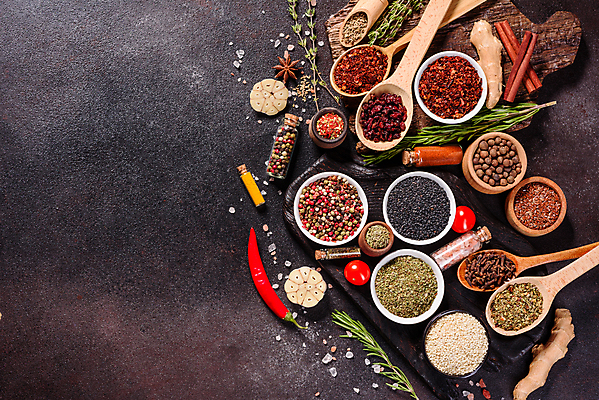 포토 JPG 해외이미지 잎 재료 탁자 사람없음 숟가락 양념 조미료 고수 가루 허브 소금 후추 카레 생강 바질 로즈메리 시나몬 강황 해외202009 해외포토 식물 음식 가구 채소 식재료 수저 향신료 향미료 파일형식