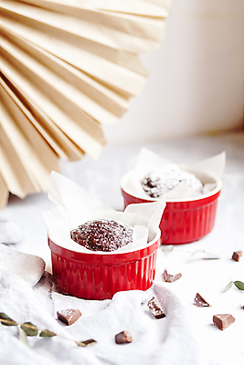 포토 JPG 해외이미지 모양 식기 접시 음식 백그라운드 컨셉 재료 디저트 건강 사탕 요리 사람없음 컵 빨간색 갈색 주방 초콜릿 빵집 장비 회색 흰색 도자기 사발 달콤 맛 작음 설탕 컵케이크 굽기 먹기 준비 흰배경 냅킨 머핀 레시피 곰팡이 방법 백자 캐서롤 페스츄리 핸드메이드 맛있는 해외202009 해외포토 빵 컬러 모션 케이크 상점 용기_그릇 사기그릇 크기 구이 파일형식