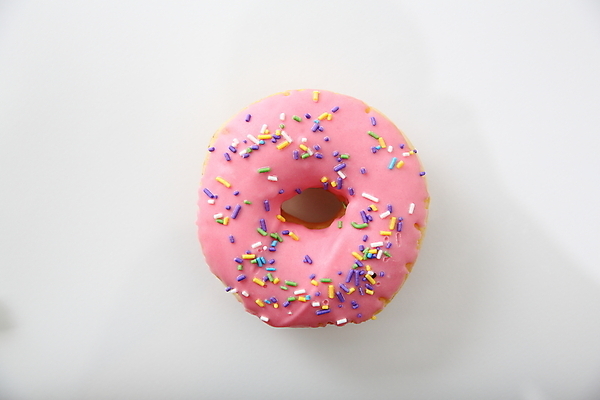 포토 JPG 해외이미지 분홍색 사람없음 도넛 달콤 흰배경 해외202009 해외포토 컬러 백그라운드 디저트 흰색 맛 파일형식