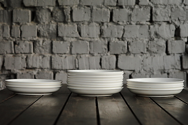 포토 JPG 해외이미지 식기 남자 포스터 다이어트 탁자 실내 요리 사람없음 세트 유행 우주 주방 식당 식사 공백 카페 수확 흰색 기구 원형 거친 배열 서비스 메뉴 준비 복고 서빙 점심식사 다락방 백자 카피스페이스 해외202009 해외포토 도형 컬러 가구 농업 건강 사람 내부 상점 도자기 파일형식