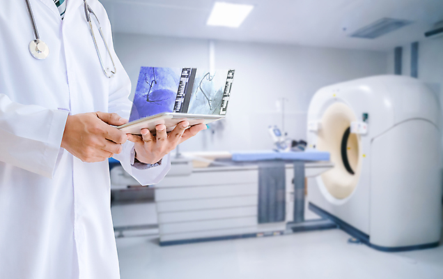 포토 JPG 해외이미지 직업 모바일 미래 직장 엑스레이 건강 병원 실험 사람없음 목재 컴퓨터 태블릿 알약 약 디지털 스크린 모니터 진료 시험 환자 의사 실험실 어플리케이션 결과 질병 책상 분석 서비스 뇌 해외202009 해외포토 나무 교육 가구 컨셉 회사 재료 의학 전자제품 스마트기기 의료진 파일형식