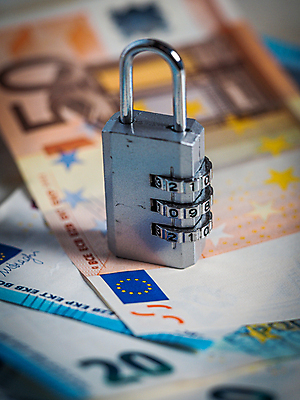 포토 JPG 해외이미지 손 유럽 장갑 돈 손가락 독일 건강 가면 사람없음 금융 경제 파란색 달러 동전 미국 이탈리아 금지 유로 프랑스 시장 질병 자르기 잠금 대출 빚 라텍스 예산 우울증 위기 유럽연합 자금 제어 유대감 해외202009 해외포토 잡화 나라 컬러 북아메리카 의학 모션 신체부위 재산 보안 파일형식