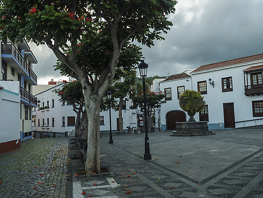 포토 JPG 해외이미지 유럽 섬 여행 건축양식 거리 풍경 사람없음 건물 가로 파란색 관광지 조각상 성당 교회 여행객 계단 탑 흰색 도시 센터 스페인 지중해 정사각형 광장 타운 바로크 옛날 해외202009 해외포토 도형 건축물 건축 나라 바다 컬러 종교건축 사람 조형물 파일형식