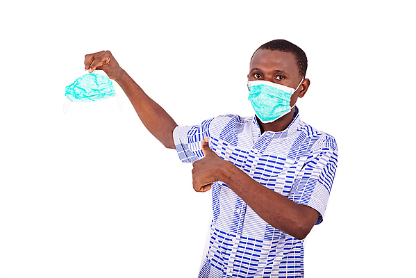 포토 JPG 해외이미지 남자 마스크 한명 들기 사람 상반신 성인 앞모습 잡기 최고 질병 흰배경 보여주기 성인남자한명만 코로나바이러스 포스트코로나 해외202009 델타변이바이러스 위드코로나 해외포토 1 뷰포인트 백그라운드 의학 모션 흰색 바이러스 사회이슈 남자한명만 성인남자만 파일형식