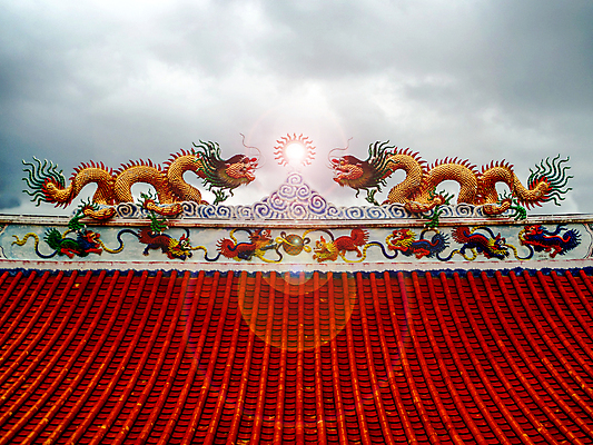 포토 JPG 해외이미지 동물 전통 디자인 실루엣 종교 문화 조각 여행 건축양식 하늘 지붕 미술 동양인 사람없음 장식 빨간색 파란색 컬러풀 햇빛 태양 조각상 축제 중국 힘 일몰 용 축하 사찰 재산 황금 큼 심볼 묘사 신호 공상 동쪽 옛날 스타일 해외202009 해외포토 자연요소 건축 아시아 컬러 컨셉 종교건축 문화예술 촬영기법 인종 금융 조형물 노을 크기 방향 파일형식