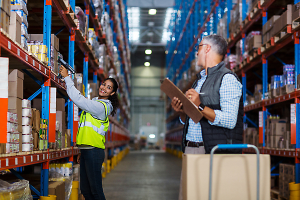 포토 JPG 해외이미지 남자 중년 50대 실내 서기 들기 상반신 20대 성인 옆모습 상자 물류창고 해외202009 해외포토 뷰포인트 모션 사람 청년 내부 창고 파일형식