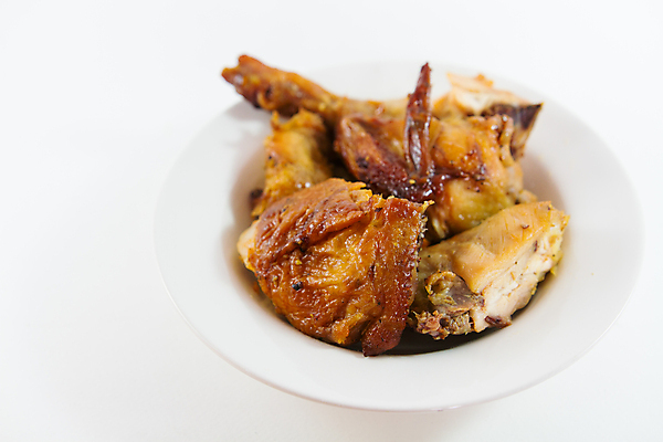 포토 JPG 해외이미지 스튜디오촬영 접시 음식 고추 서브 마늘 육류 요리 사람없음 식사 저녁식사 치킨 그릴 컨테이너 바비큐 자르기 굽기 허브 고립 드럼스틱 정물화 맛있는 해외202009 해외포토 식물 식기 산업 채소 식재료 모션 주방용품 실내 구이 그림 닭고기요리 파일형식