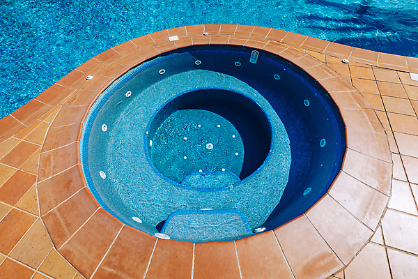 포토 JPG 해외이미지 식물 라이프스타일 외관 컨셉 자연 휴가 휴식 수영장 건강 사람없음 야외 초록색 물 파란색 햇빛 반사 정원 수영 스파 침묵 젖음 투명 휴양지 선베드 뒤뜰 열대기후 터키석 카피스페이스 해외202009 해외포토 자연요소 컬러 의자 생활 태양 소리 공백 장소 수상스포츠 보석 생태계 파일형식