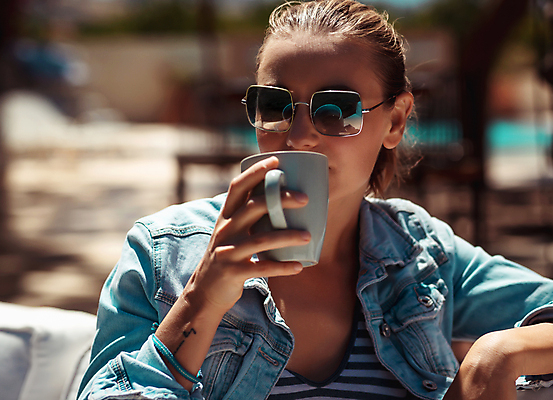 포토 JPG 해외이미지 백인 여자 행복 안경 커피 음료 청소년 아침 한명 미소 사람 야외 컵 청춘 선글라스 식당 카페 머그컵 마시기 잡기 도시 차 아침식사 먹기 카푸치노 점심식사 단절 스타일 해외202009 해외포토 주간 서양인 1 식기 잡화 감정 컨셉 모션 표정 상점 식사 파일형식