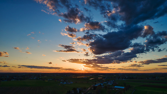 포토 JPG 해외이미지 나무 구름 계절 백그라운드 밭 농업 자연 하늘 아침 주택 안테나 옥수수 풍경 초원 사람없음 야외 건물 초록색 여름 파란색 농작물 햇빛 태양 농장 농경지 일출 황혼 일몰 새벽 수확 시골 낟알 땅 밀 장면 외양간 드론 밭일 수평선 해외202009 해외포토 주간 자연요소 식물 건축물 산업 컬러 통신 곡류 노을 생태계 파일형식