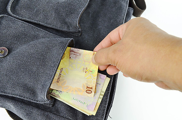 포토 JPG 해외이미지 손 종이 백그라운드 컨셉 지폐 돈 비즈니스 성공 사람없음 금융 경제 쪽지 저축 흰색 잡기 만 시장 재산 중앙 왕 무역 주기 투자 아라비아 기부 계산서 사우디아라비아 월급 대출 고립 아랍어 왕국 해외202009 해외포토 산업 컬러 중동 모션 신체부위 파일형식