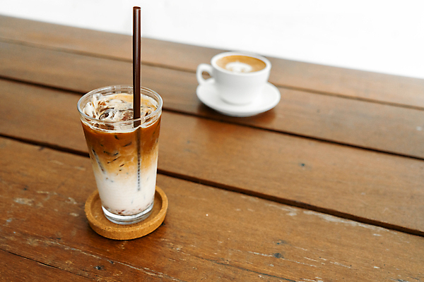 포토 JPG 해외이미지 커피 음료 음식 유리 탁자 아침 디저트 사람없음 목재 컵 갈색 초콜릿 냉동 얼음 검은색 어둠 카페 우유 추위 흰색 신선 뜨거움 달콤 맛 아침식사 큼 시원함 플라스틱 설탕 크림 상쾌 아로마 시럽 카푸치노 에스프레소 떨림 단절 라떼 모카 카페인 캐러멜 맛있는 해외202009 얼림 해외포토 주간 자연요소 나무 식기 감정 컬러 가구 컨셉 재료 모션 재질 유제품 상점 식사 크기 파일형식