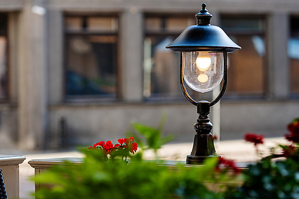 포토 JPG 해외이미지 전통 디자인 외관 꽃 유럽 커피 백그라운드 컨셉 전구 건축양식 유리 거리 사람없음 야외 내부 건물 장식 초록색 빛 금속 카페 낭만 수확 등불 램프 도시 소프트포커스 묘사 오브젝트 복고 타운 카페테리아 옛날 스타일 해외202009 해외포토 식물 건축물 건축 나라 음료 컬러 농업 재질 조명 촬영기법 상점 파일형식