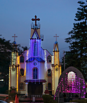 포토 JPG 해외이미지 모양 디자인 백그라운드 크리스마스 하늘 휴가 전등 조명 사람없음 초록색 파란색 교회 장비 끝 닫기 기회 심플 특별함 해외202009 해외포토 기념일 컬러 컨셉 종교건축 모션 건물 파일형식