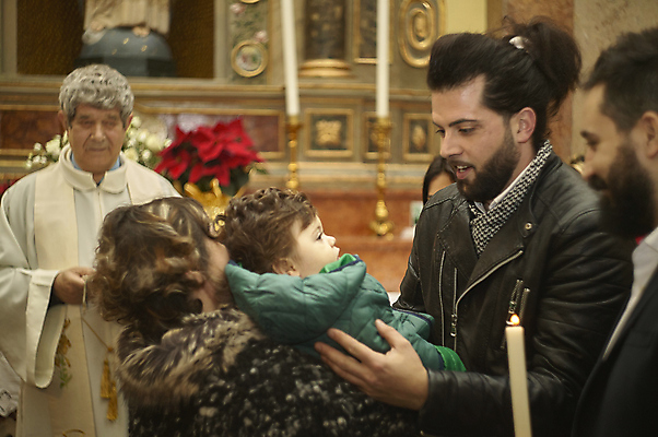 포토 JPG 해외이미지 백인 전통 손 옷 행복 기독교 종교 아들 어린이 백그라운드 가족 엄마 함께함 사랑 사람 소년 여러명 물 머리 교회 기쁨 축하 아기 신생아 의식 아빠 축복 작음 신성 세례 신앙심 해외202009 해외포토 자연요소 서양인 남자 감정 다수 컨셉 관계 종교건축 건물 신체부위 크기 파일형식