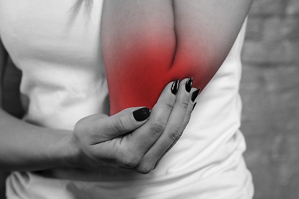 포토 JPG 해외이미지 여자 흑백 실내 한명 근접촬영 상반신 성인 옆모습 고통 잡기 관절염 팔꿈치 성인여자한명만 해외202009 해외포토 1 감정 뷰포인트 모션 촬영기법 사람 내부 신체부위 질병 팔 여자한명만 성인여자만 파일형식