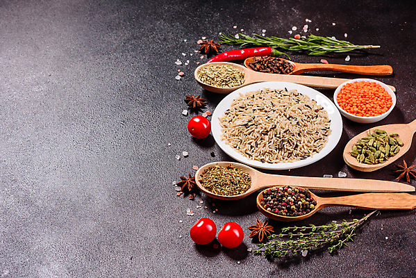 포토 JPG 해외이미지 잎 재료 탁자 사람없음 숟가락 양념 조미료 고수 가루 허브 소금 후추 카레 생강 바질 로즈메리 시나몬 강황 해외202009 해외포토 식물 음식 가구 채소 식재료 수저 향신료 향미료 파일형식