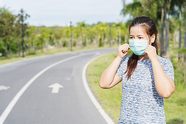 포토 JPG 해외이미지 주간 백인 스포츠 컨셉 거리 마스크 한명 상반신 성인 야외 옆모습 운동복 조깅 운동 착용 성인여자한명만 코로나바이러스 포스트코로나 해외202009 델타변이바이러스 위드코로나 해외포토 자연요소 서양인 1 옷 뷰포인트 건강 사람 바이러스 사회이슈 여자한명만 성인여자만 파일형식