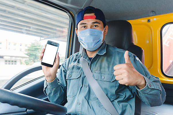 포토 JPG 해외이미지 남자 자동차 마스크 한명 들기 안전 앉기 동양인 성인 앞모습 스마트폰 최고 운전사 차안 캡모자 성인남자한명만 코로나바이러스 포스트코로나 해외202009 델타변이바이러스 위드코로나 해외포토 직업 모자_잡화 1 육상교통 뷰포인트 모션 사람 인종 핸드폰 스마트기기 바이러스 사회이슈 남자한명만 성인남자만 파일형식
