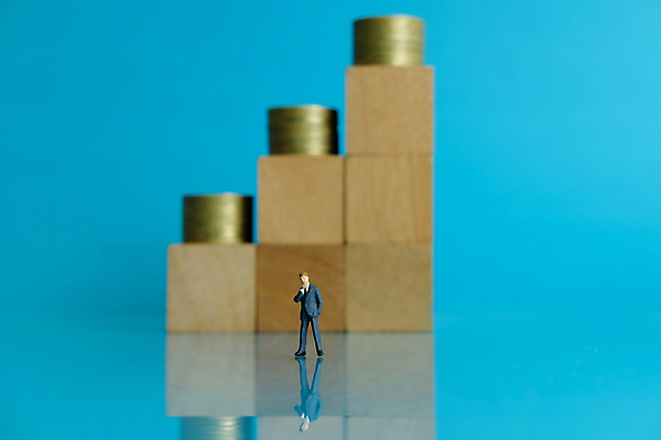 포토 JPG 해외이미지 디자인 남자 컨셉 일러스트 비즈니스 성공 그래프 사람 사람없음 건물 목재 빨간색 금융 파란색 장난감 숫자 판매 쌓기 동전 블록 미니어처 피규어 성장 흰색 비즈니스맨 주식 심볼 큐브 무역 투자 고립 해외202009 해외포토 나무 문자 건축물 산업 컬러 돈 재료 모션 경제 모형 직장인 파일형식